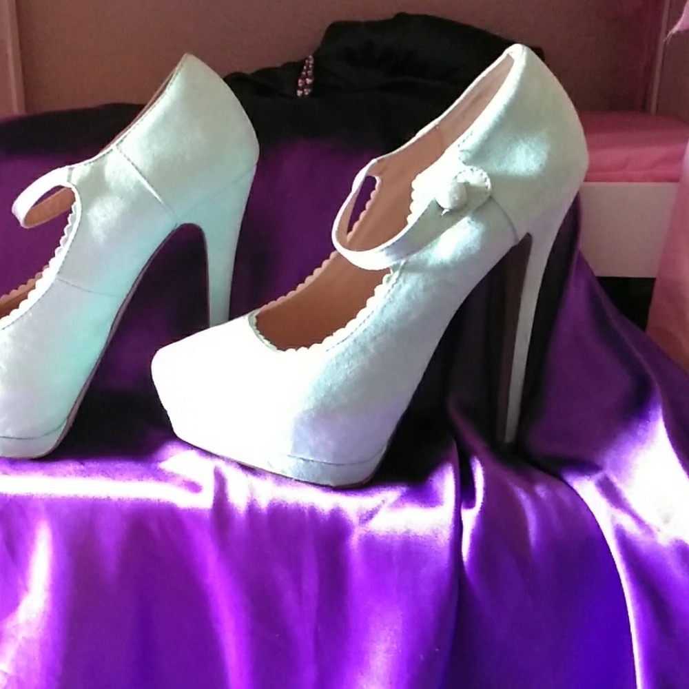 Gorgeous mint heels
